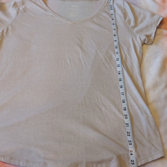 5/$10 Women's Everyday Tee Size Medium - Picture 6 of 7